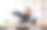 快乐的女员工在空中伸展双臂，在工作场所放松。图片下载