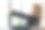 漂亮的年轻女子在工作场所放松时伸展双臂。图片下载