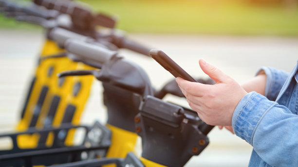 一名女子在公园用智能手机滚动社交媒体图片下载