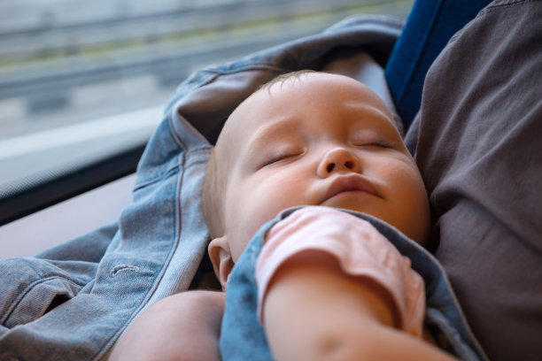 蹒跚学步的小女孩在高速列车上睡着了图片下载