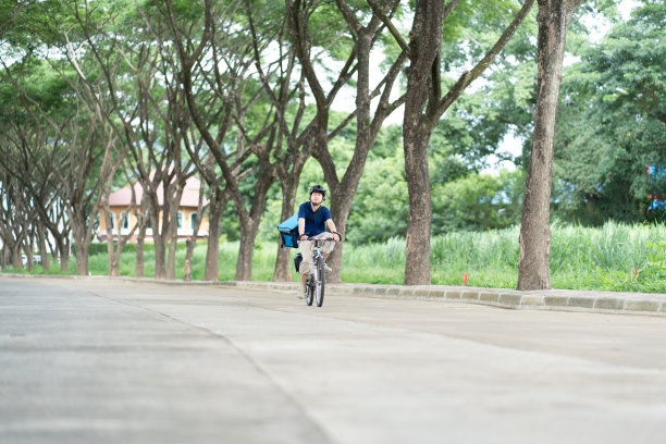 快递员带着保温箱骑在自行车上图片下载