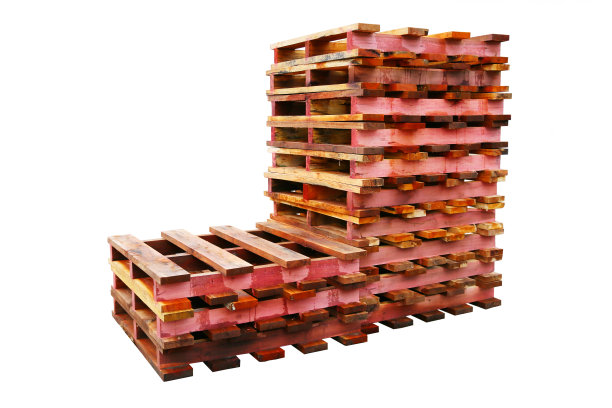 木箱孤立在白色背景。支持运输的货物包装。用于包装出售或转移到其他地方的产品的木制外壳。图片下载