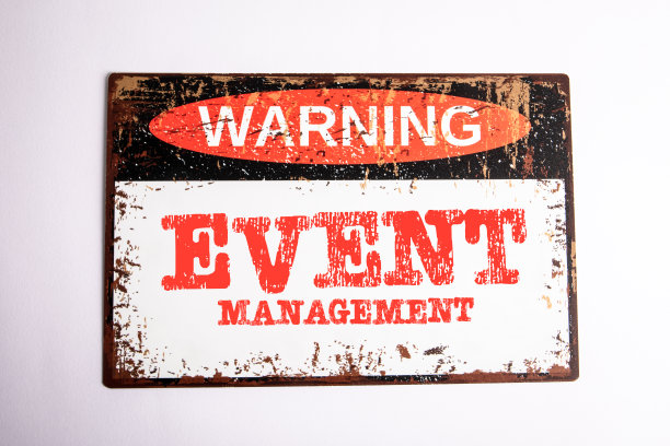 事件管理概念。白底文字警告标志图片下载