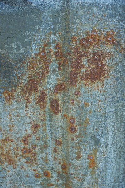 带有褐色锈渍的旧灰铁墙的纹理图片下载