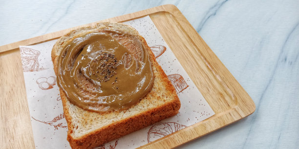 涂有蘑菇奶油的吐司面包图片下载