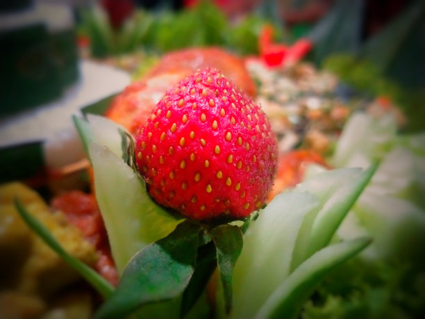 “Tumpeng”是一种典型的爪哇菜，上面的装饰物是蔬菜和水果图片下载