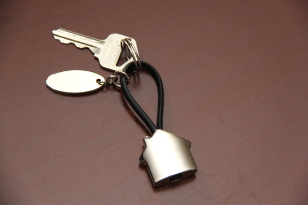 银质钥匙扣形状的房子，用钥匙打开了最近在房地产中买的新房图片下载