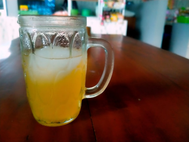 在一个大玻璃杯里放橙冰图片下载