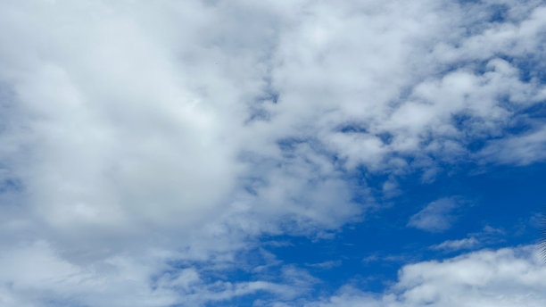 蓝天白云白色的背景美丽的天空和云彩在下午图片下载