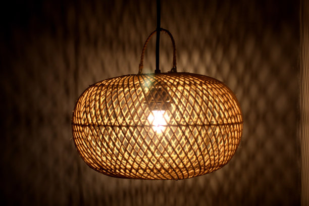 天花板上悬挂的现代木制灯。图片下载