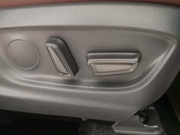 调节座椅位置的按钮。汽车内饰。电动汽车座椅调节控制面板。图片下载