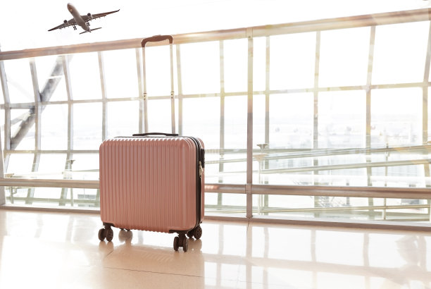 机场候机区粉色旅行箱，暑假概念，旅行享受概念图片下载
