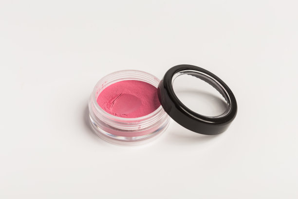 粉红色腮红矿物粉末的脸颊化妆品产品隔离在白色的背景图片下载