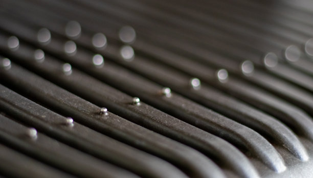 黑色电格栅，纹理背景。电烤架的表面。电炉表面的污染。厨房里家用电烤架的特写。烧烤。图片下载