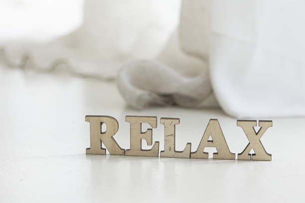 放松写在木块上的字。是时候放松了，在地板上发短信。图片下载