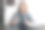 自信的女商人参与视频会议，在办公室或家里通过网络摄像头进行交流。专业、现代的商务沟通理念。图片下载