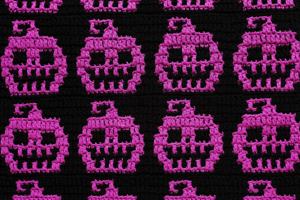 节日万圣节无缝钩针织物。马赛克钩针紫色黑色南瓜图案。图片下载