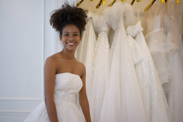 企业家在婚礼工作室工作。图片下载