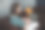 年轻女性在笔记本电脑上远程工作，展示空白屏幕模型。描述自由职业、学生生活方式、电子学习、网络会议、视频通话、技术和在线购物体验图片下载