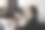 从事远程工作或学习的年轻女性，展示学生或自由职业者的生活方式，使用笔记本电脑和现代技术，强调在家工作和商业概念。图片下载