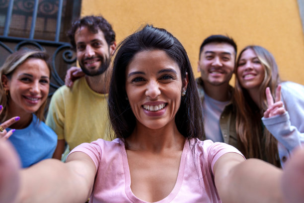 充满活力的多种族小队在城市自拍中捕捉城市快乐图片下载