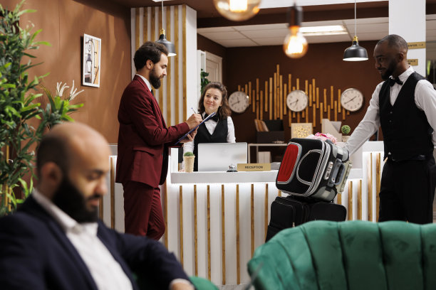 旅行者在纸上写支票图片下载