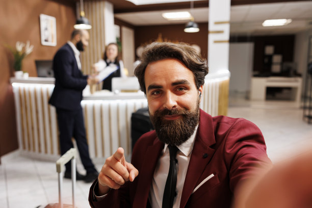 商人使用视频通话的POV图片下载