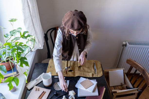 工作场所的艺术家。创意的女孩插画家布局的艺术工具，在纺织铅笔盒绘图。图片下载