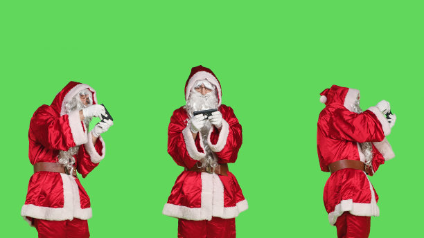 圣诞老人在手机上玩电子游戏图片下载