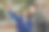 拉丁女孩和白人男孩用手机自拍。图片下载