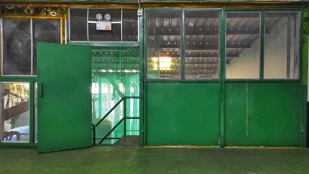 工厂仓库的绿色紧急出口是打开的图片下载