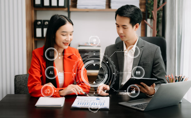 商务亚洲团队合作会议概念。商务人士在办公室使用笔记本电脑、平板电脑和智能手机。虚拟图标屏幕中的数字营销媒体移动应用程序图片下载