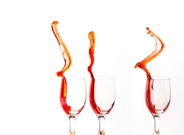 酒杯里的酒晃动图片下载