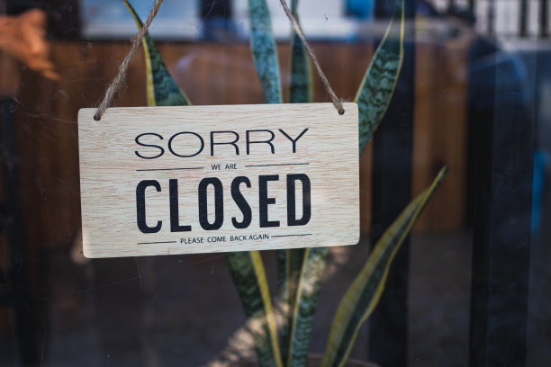 对不起，我们关门了。挂在咖啡馆玻璃门上的垃圾图片。图片下载