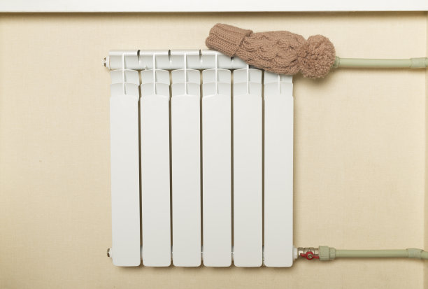 室内带帽双金属散热器。冬季供暖概念图片下载