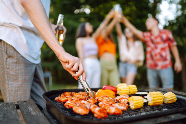 什锦美味烤肉配烧烤蔬菜。图片下载