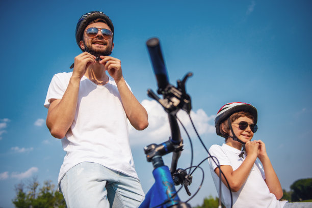爸爸和儿子骑自行车图片下载