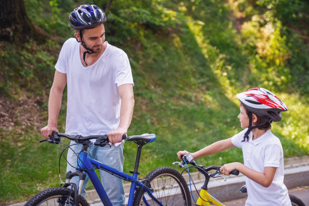 爸爸和儿子骑自行车图片下载