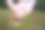 学龄前小女孩在户外单杠上攀爬和悬挂。快乐的女运动员在运动场上的体操棒上。快乐的孩子和暑假在操场上活动。图片下载