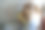 孤独不安的学龄前小女孩在家里。孤独的悲伤的孩子。儿童、学校和家庭问题的情绪压力。图片下载