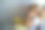 孤独不安的学龄前小女孩在家里。孤独的悲伤的孩子。儿童、学校和家庭问题的情绪压力。图片下载