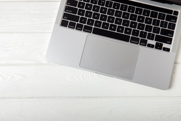 笔记本电脑放在桌面上。笔记本电脑的空白空间。灭克磷。图片下载