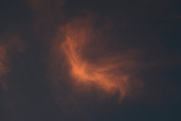 天空中的火焰-动画像黄昏时的云-高菲美学共鸣天空-日落时的橙色云图片下载