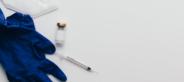 在白色背景和复制空间的小瓶，注射器，口罩和手套疫苗的网页横幅。图片下载