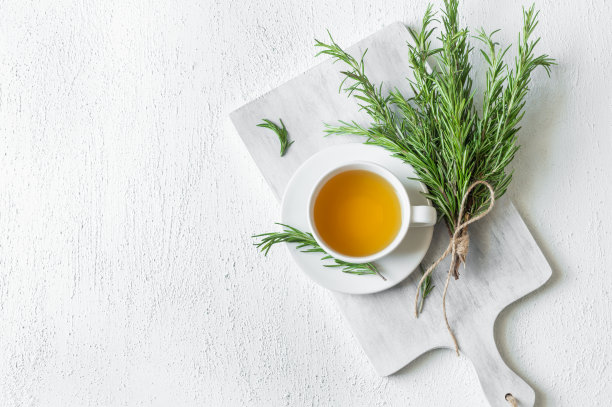 一杯健康的迷迭香茶，新鲜的迷迭香束在乡村的背景下，冬季草药热饮概念，迷迭香鼠尾草图片下载