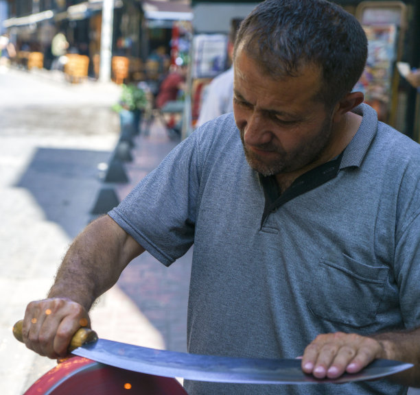 男人在磨刀图片下载