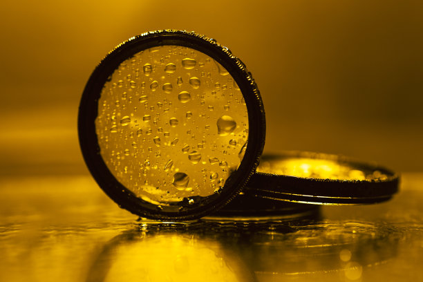 镜头滤光片用水滴反射在镜面上图片下载