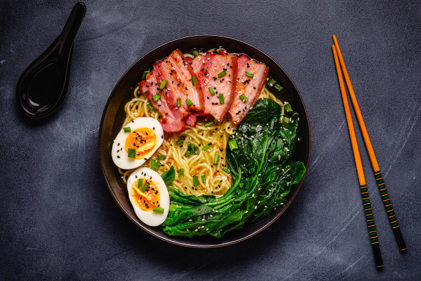 传统的牛腩、菠菜和鸡蛋拉面。图片下载