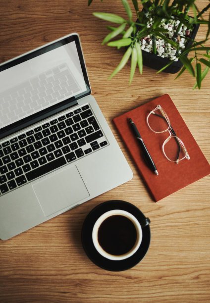 商务桌配有笔记本电脑，笔记本和咖啡，平铺，复印空间，库存照片图片下载