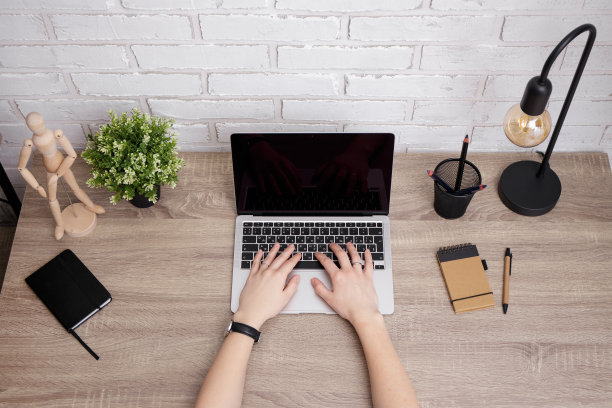 工作场所手放在笔记本电脑上的特写图片下载